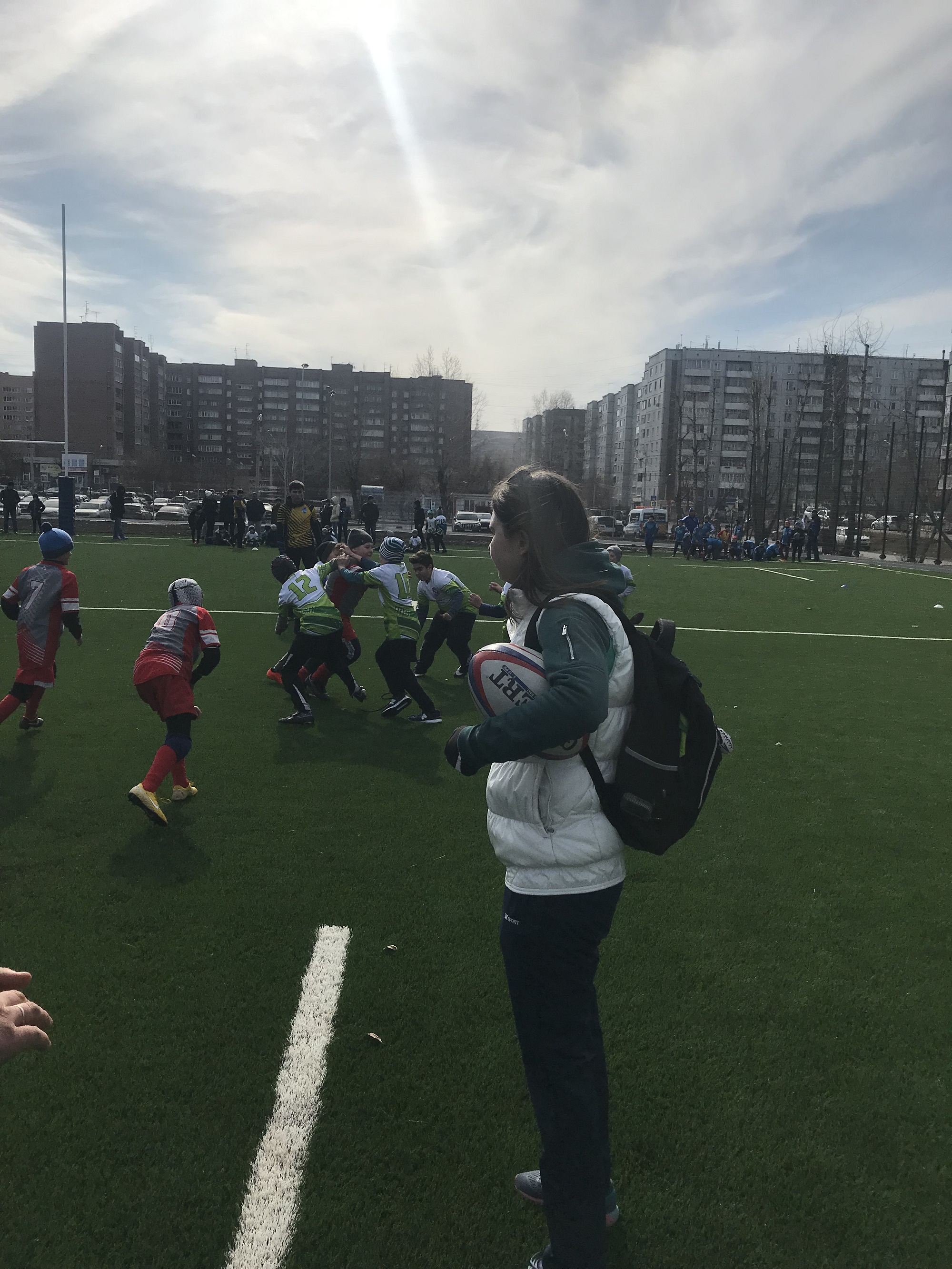 тренер Мария Климкина дает указания своей команде.